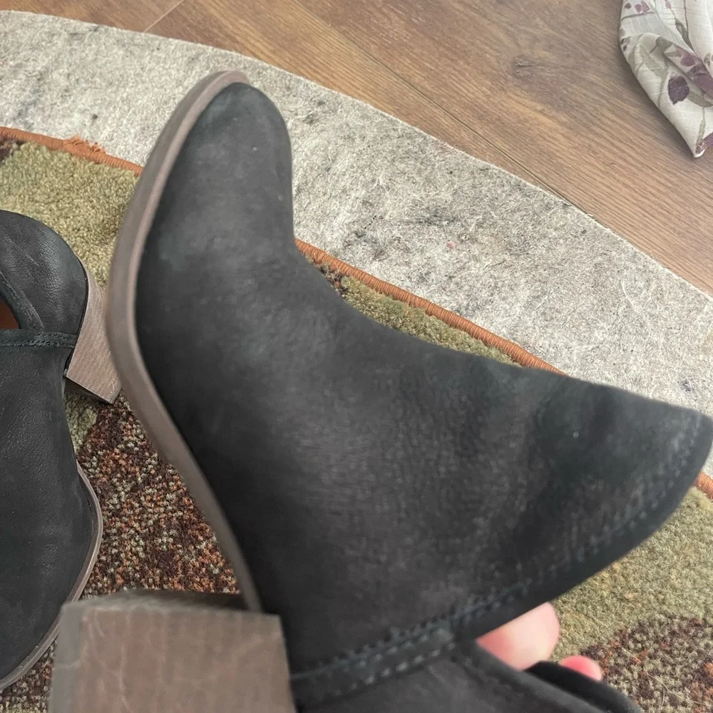 Sz 6.5 Lucky Booties - Picture 4 of 6